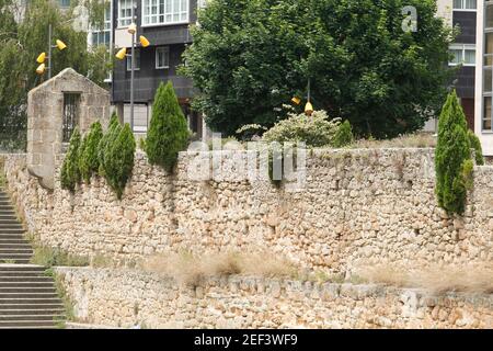 Altes Steinaquädukt, das Teil des Spaziergangs der Brücken Park in A Coruña, Spanien ist Stockfoto