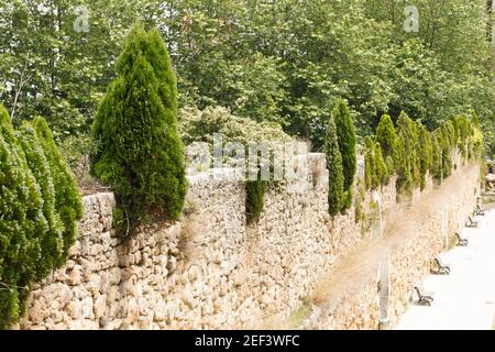 Altes Steinaquädukt, das Teil des Spaziergangs der Brücken Park in A Coruña, Spanien ist Stockfoto