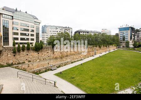 Altes Steinaquädukt, das Teil des Spaziergangs der Brücken Park in A Coruña, Spanien ist Stockfoto