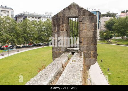 Altes Steinaquädukt, das Teil des Spaziergangs der Brücken Park in A Coruña, Spanien ist Stockfoto