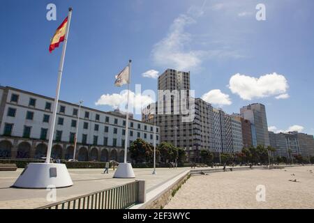 Coruna-Spanien. Flaggen von Spanien und Galizien winken im Wind auf der Promenade mit Riazor Strand und die Gebäude im Hintergrund am 3. Juni 2017 Stockfoto