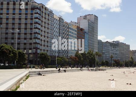 Coruna-Spanien. Blick auf die PROMENADE VON A Coruna und den Strand von Riazor am 3. Juni 2017 Stockfoto