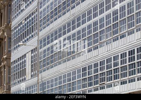 Ein Coruna-Spanien. Typisch weiß bemalte Holzgalerien auf der Marina Avenue in EINEM Coruna Stockfoto