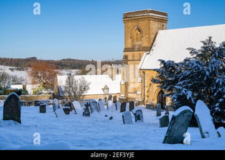 St. Barnabas Kirche im Januar Schnee. Snowshill, Cotswolds, Gloucestershire, England Stockfoto