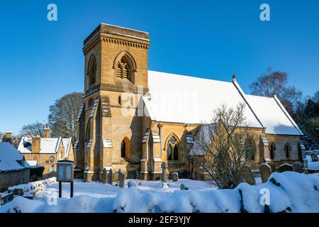 St. Barnabas Kirche im Januar Schnee. Snowshill, Cotswolds, Gloucestershire, England Stockfoto