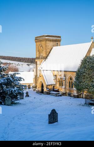 St. Barnabas Kirche im Januar Schnee. Snowshill, Cotswolds, Gloucestershire, England Stockfoto