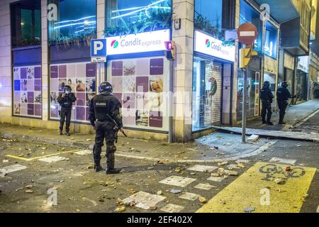 Während der Demonstration stehen Polizisten auf der Straße in Alarmbereitschaft.Pablo Hasél, ein katalanischer Rapper, wurde am Dienstagmorgen, dem 16. Februar, verhaftet und im September 2018 von der Berufungskammer des Nationalgerichts zu neun Monaten und einem Tag Gefängnis verurteilt. Sowie die Zahlung einer Geldbuße von rund 30.000 Euro, die der Verherrlichung des Terrorismus, der Beleidigung und Verleumdung der Monarchie und der staatlichen Sicherheitskräfte beschuldigt wird. Am Nachmittag des gleichen Tages protestierten in Barcelona Hunderte von Menschen gegen seine Verhaftung, die Demonstration endete mit Konflikten mit der Polizei und mehreren Gewand Stockfoto