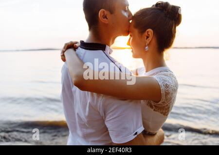 Vage Silhouetten eines Mannes und einer Frau. Ein Mann küsst seine Herrin auf die Stirn Stockfoto