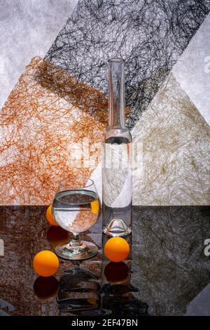 Stillleben mit Gläsern und Orangenkugeln Stockfoto