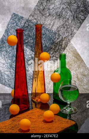 Stillleben mit Gläsern und Orangenkugeln Stockfoto