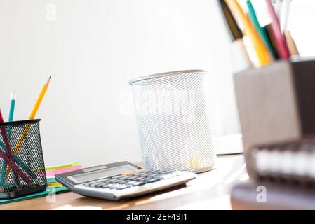 Rechner und Büromaterial auf dem Schreibtisch Stockfoto