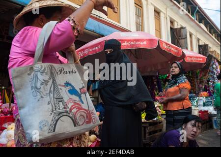 27,01.2017, Yangon, Myanmar, Asien - EINE muslimische Frau mit einem Gesichtsschleier und Niqab-Läden für Lebensmittel auf einem Straßenmarkt im Stadtzentrum. Stockfoto