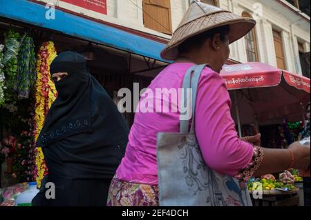 27,01.2017, Yangon, Myanmar, Asien - EINE muslimische Frau mit einem Gesichtsschleier und Niqab-Läden für Lebensmittel auf einem Straßenmarkt im Stadtzentrum. Stockfoto