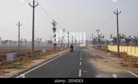 10. Februar 2021- Sikar, Jaipur, Indien. Indian Express High Road durch ländliche Regionen. Asphalt pflastern Straße mit weißer Linie. Stockfoto