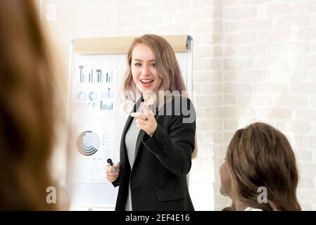 Junge Geschäftsfrau macht eine Präsentation in der Sitzung - weiblich Leader-Konzept Stockfoto