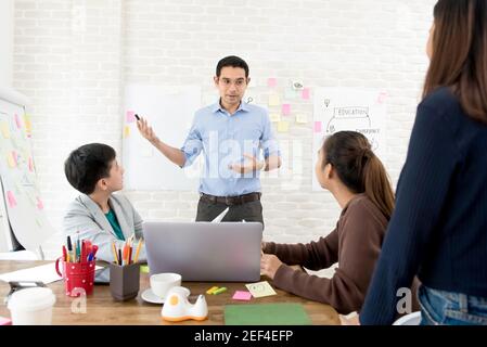 Lehrer und Studenten diskutieren Projekt im Klassenzimmer Stockfoto