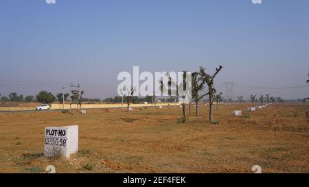 10. Februar 2021- Sikar, Jaipur, Indien. Trostlose leere Stelle für industrielle Nutzung. Großes Grundstück und leere Felder für RIICO Industrie. Stockfoto