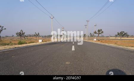 10. Februar 2021- Sikar, Jaipur, Indien. Asphalt Straße Oberfläche Hintergrund. Hohe Straßenstruktur mit schwarzer Straßenbelag und weißen Linien. Stockfoto