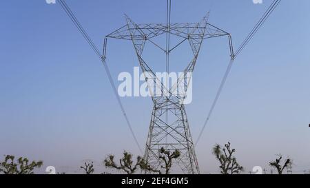 Stromverteilungssystem. Dreiphasige Drähte von Strompolen. Nahaufnahme der Stromleitung. Stockfoto