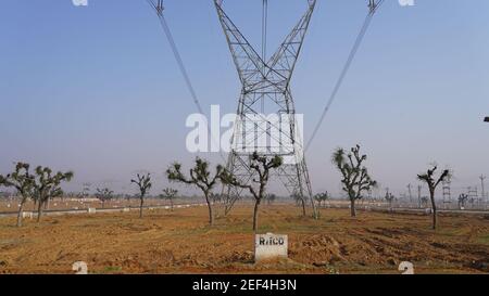 10. Februar 2021- Sikar, Jaipur, Indien. AC-Hochspannungsversorgungsleitungen in der Nähe für den industriellen Einsatz. Hochspannungspfosten für Übertragungsstrom. Stockfoto