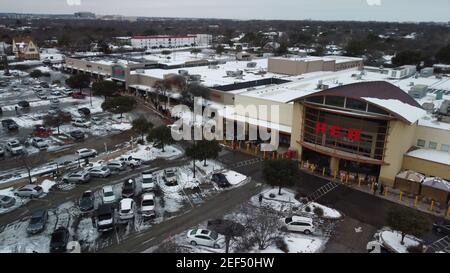 Austin, Texas - 15. Februar 2021: Eine lange Schlange wickelt sich um einen HEB-Supermarkt Stockfoto