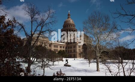 Austin, Texas - 15. Februar 2021: Frischer Schnee bedeckt den State Capitol Rasen nach einem Wintersturm Stockfoto