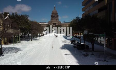 Austin, Texas - 15. Februar 2021: Schnee bedeckt die Congress Avenue in der Nähe der Hauptstadt des Bundesstaates nach einem Wintersturm Stockfoto