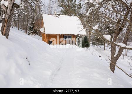 Stadt Raiskums, Lettland.Holzsauna im Winter an einem gefrorenen See. 06.02.2021 Stockfoto