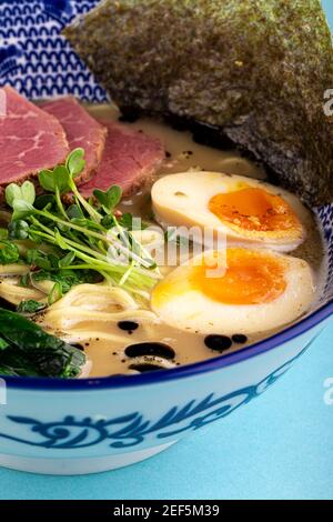 Tori paitan Ramen Suppe mit Pastrami und Eiern Stockfoto