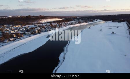 Miamisburg, Usa. Februar 2021, 16th. (ANMERKUNG DER REDAKTION: Bild aufgenommen mit Drohne)EINE Gesamtansicht eines teilweise gefrorenen Great Miami River in Miamisburg. Wintersturm Uri hinterlässt über sechs Zentimeter Schnee in mehr als 25 Staaten in den Vereinigten Staaten. Kredit: SOPA Images Limited/Alamy Live Nachrichten Stockfoto