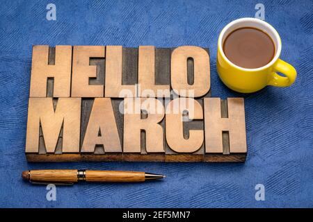 Hallo März Wort abstrakt in Vintage Buchdruck Holzart mit einer Tasse Kaffee, fröhliche Grüße Stockfoto