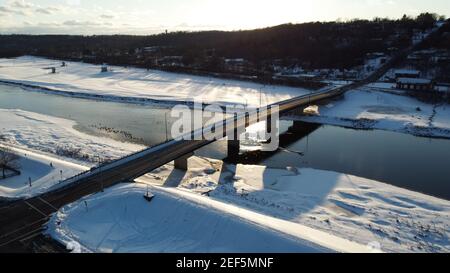 Miamisburg, Usa. Februar 2021, 16th. (ANMERKUNG DER REDAKTION: Bild aufgenommen mit Drohne)EINE Gesamtansicht eines teilweise gefrorenen Great Miami River in Miamisburg. Wintersturm Uri hinterlässt über sechs Zentimeter Schnee in mehr als 25 Staaten in den Vereinigten Staaten. Kredit: SOPA Images Limited/Alamy Live Nachrichten Stockfoto