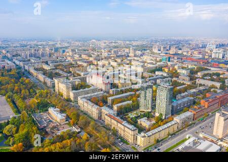 Blick auf die Stadt neben dem Park, alte historische Gebäude und moderne mehrstöckige Stockfoto