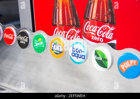 Getränke vom Fass im Fast-Food-Bereich des Einkaufszentrums. Coca Cola, Zero, Srite, Fanta, Bon Aqua, Fuze Tee, pulpiger Juce. Russland, Sankt-Petersburg, 10. februar Stockfoto