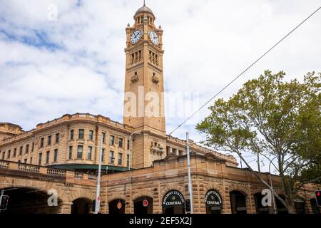 Hauptbahnhof im Stadtzentrum von Sydney mit Uhrturm und Lokaler Verkehr, Sydney, NSW, Australien Stockfoto