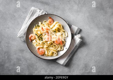 Garnelen fetticcine Pasta. Italienische Pasta mit Garnelen und Sahne alfredo Sauce, Draufsicht, Kopierraum. Stockfoto