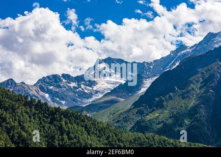 Die Kaukasusberge, ein Gletscher auf den Felsen, vom Gletscher gibt es drei Wasserfälle. Eine tolle faszinierende Landschaft. Stockfoto