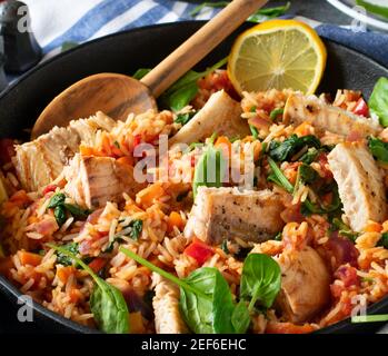 Gesunde Mahlzeit mit Fisch Reis Gemüse in einer Pfanne serviert Stockfoto