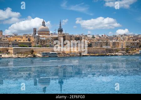 Valletta, Skyline von Malta mit Spiegelung im Wasser. Stockfoto