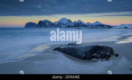 Winterdämmerung in Storsandnes Beach (Lofoten, Norwegen) ESP: Atardecer invernal en la playa de Storsandnes (Lofoten, Noruega) Stockfoto