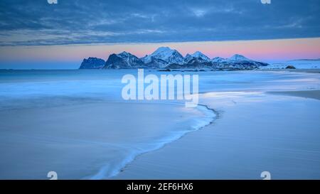 Winterdämmerung in Storsandnes Beach (Lofoten, Norwegen) ESP: Atardecer invernal en la playa de Storsandnes (Lofoten, Noruega) Stockfoto