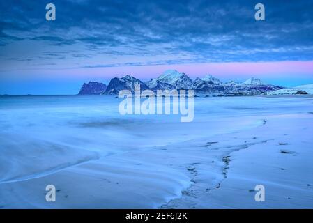 Winterdämmerung in Storsandnes Beach (Lofoten, Norwegen) ESP: Atardecer invernal en la playa de Storsandnes (Lofoten, Noruega) Stockfoto