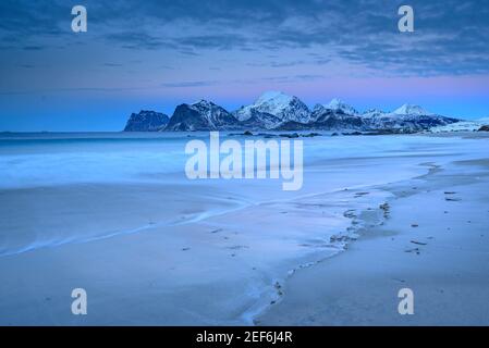 Winterdämmerung in Storsandnes Beach (Lofoten, Norwegen) ESP: Atardecer invernal en la playa de Storsandnes (Lofoten, Noruega) Stockfoto