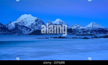 Winterdämmerung in Storsandnes Beach (Lofoten, Norwegen) ESP: Atardecer invernal en la playa de Storsandnes (Lofoten, Noruega) Stockfoto