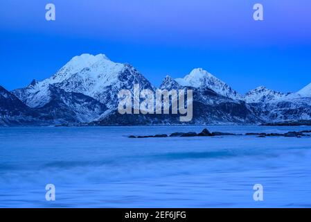 Winterdämmerung in Storsandnes Beach (Lofoten, Norwegen) ESP: Atardecer invernal en la playa de Storsandnes (Lofoten, Noruega) Stockfoto