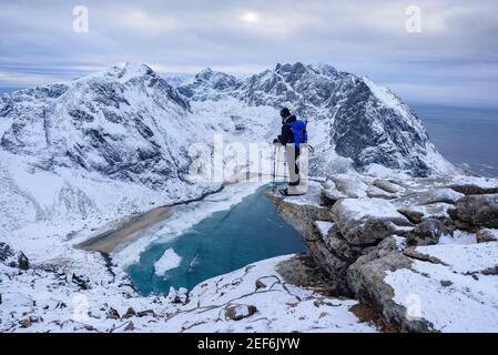 Winteransichten vom Ryten-Gipfel (Lofoten, Norwegen) ESP: Vistas invernales desde la cima del Ryten (Lofoten, Noruega) Stockfoto