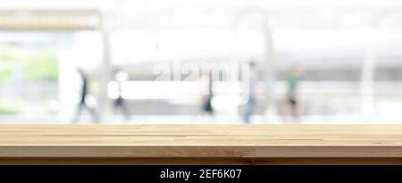 Holz Tischplatte auf weiß verwischen abstrakten Banner Hintergrund aus Überdachter Gehweg im Freien in der Stadt - kann genutzt werden Zur Anzeige oder Montage Ihrer Produkte Stockfoto