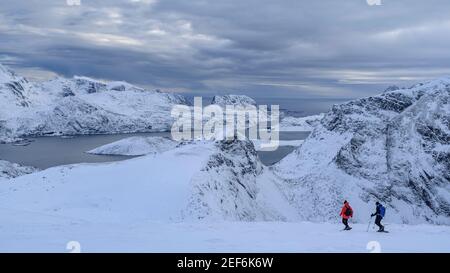 Winteransichten vom Ryten-Gipfel (Lofoten, Norwegen) ESP: Vistas invernales desde la cima del Ryten (Lofoten, Noruega) Stockfoto