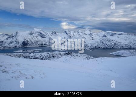 Winteransichten vom Ryten-Gipfel (Lofoten, Norwegen) ESP: Vistas invernales desde la cima del Ryten (Lofoten, Noruega) Stockfoto