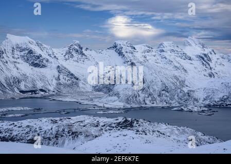 Winteransichten vom Ryten-Gipfel (Lofoten, Norwegen) ESP: Vistas invernales desde la cima del Ryten (Lofoten, Noruega) Stockfoto